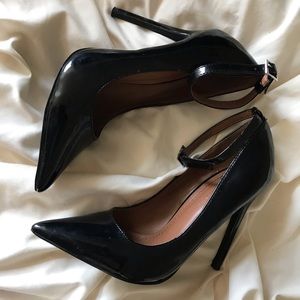 Black pointed toe heels 👠